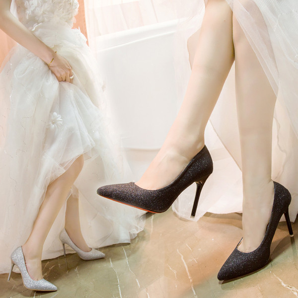 Elegáns cipő új modellje hegyes orrral és fényes részecskékkel