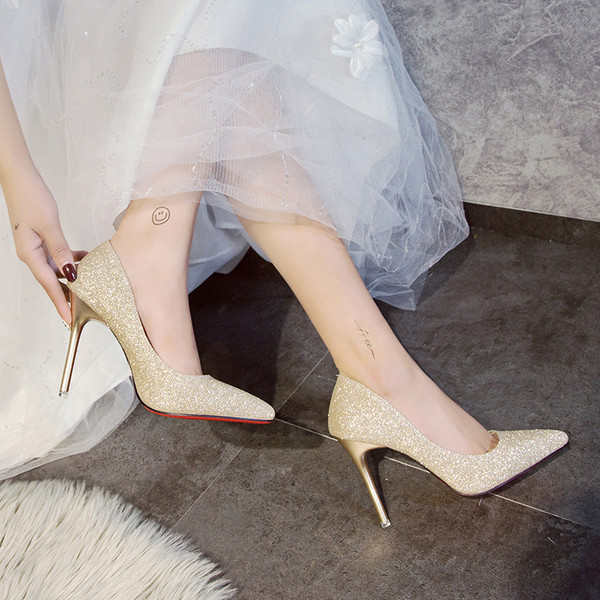 Elegáns cipő új modellje hegyes orrral és fényes részecskékkel