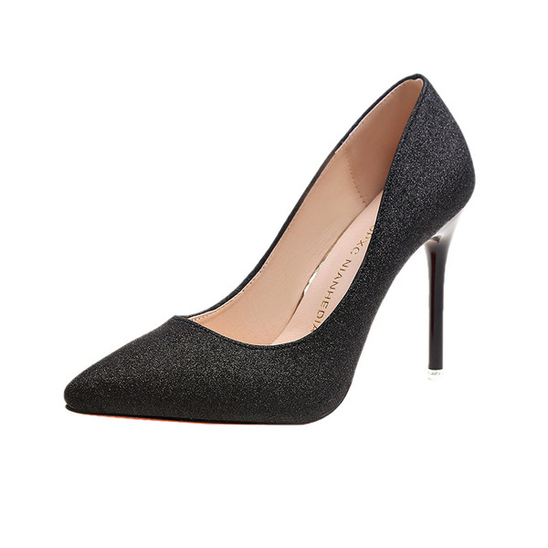 Elegáns cipő új modellje hegyes orrral és fényes részecskékkel