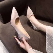 Stílusos női cipő - hegyes modell magassarkúval