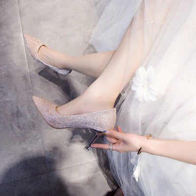 Stílusos női cipő - hegyes modell magassarkúval