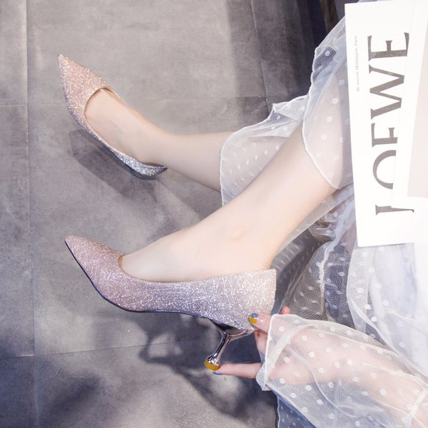 Stílusos női cipő - hegyes modell magassarkúval