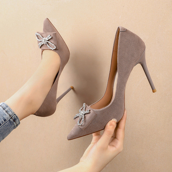 Női cipő öko velúrból köves szalaggal - 10 cm sarok