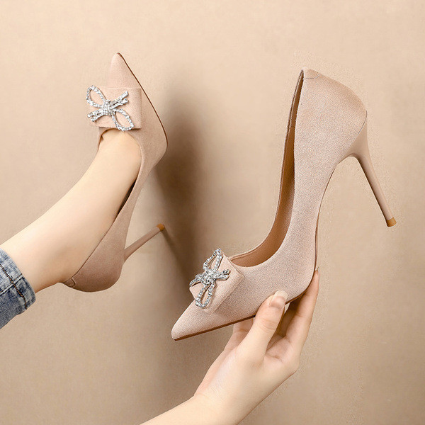 Női cipő öko velúrból köves szalaggal - 10 cm sarok