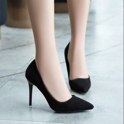 Stílusos női cipő fekete színben, magassarkúval - hegyes modell