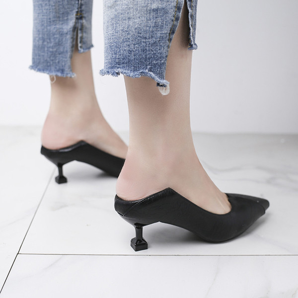 Női fekete cipő 5 cm sarokmagassággal