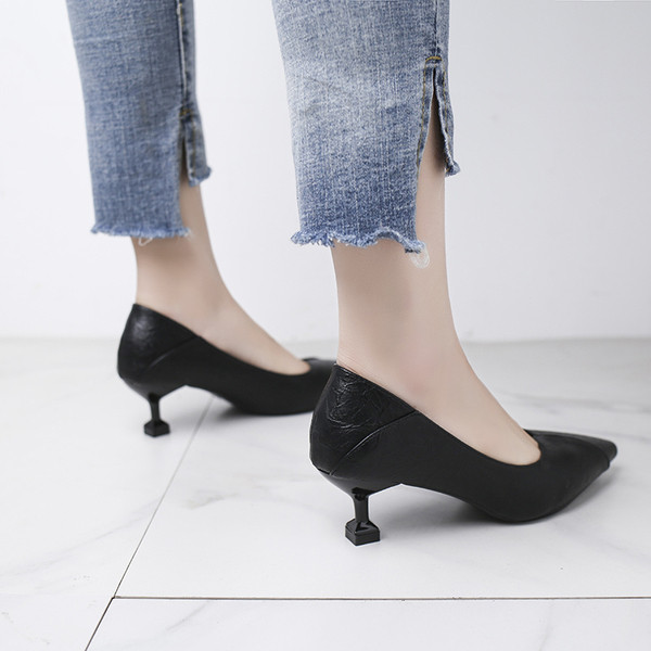 Női fekete cipő 5 cm sarokmagassággal