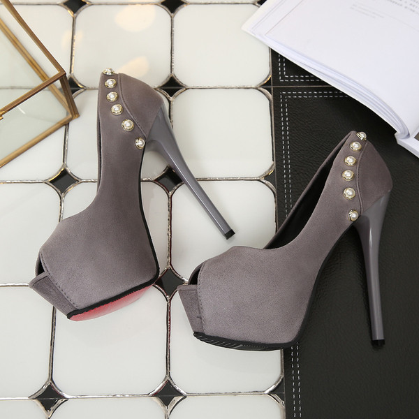 Modern női cipő magas vékony sarokkal és fém elemmel