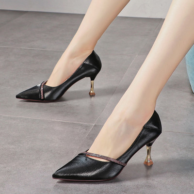 Modern női cipő hegyes modell kövekkel és 7 cm-es sarokkal