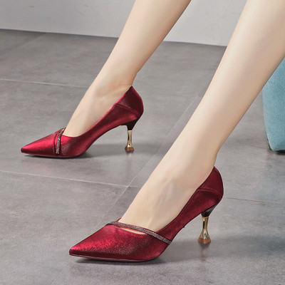 Modern női cipő hegyes modell kövekkel és 7 cm-es sarokkal