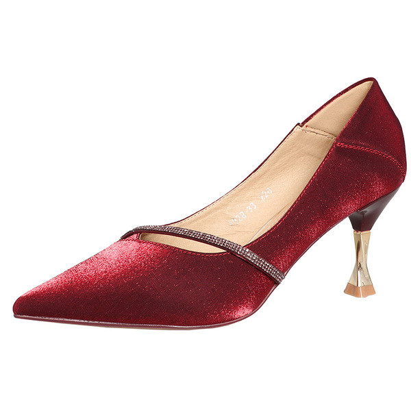 Modern női cipő hegyes modell kövekkel és 7 cm-es sarokkal