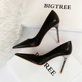 Hegyes modell női bőrcipő vékony 9,5 cm-es sarokkal