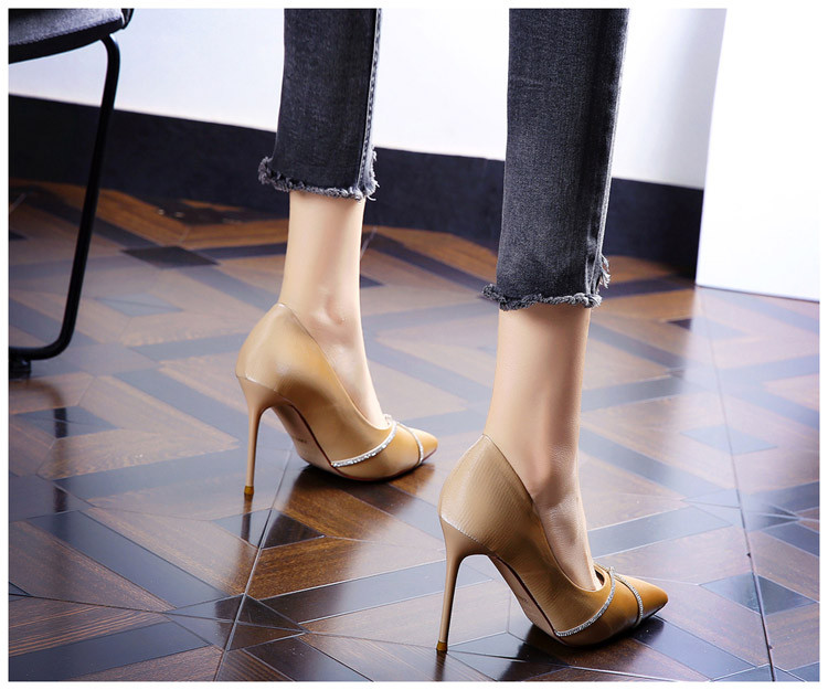 Női hegyes cipő köves díszítéssel