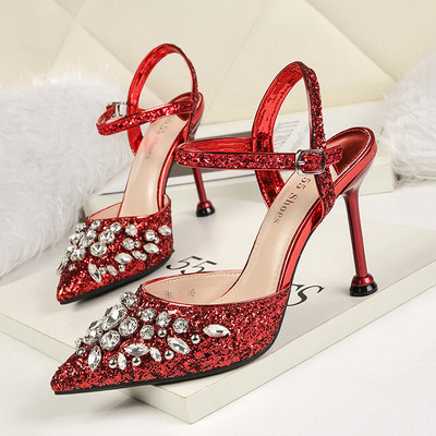 Κομψά γυναικεία παπούτσια με διακοσμιτικές πέτρες