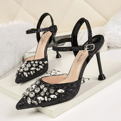 Κομψά γυναικεία παπούτσια με διακοσμιτικές πέτρες