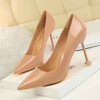 Elegáns női cipő hegyes modell magassarkúval