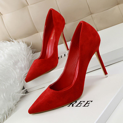 Elegáns női cipő hegyes modell magassarkúval