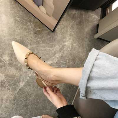 Új modell női hegyes cipő négyszögletes sarokkal és fém elemmel