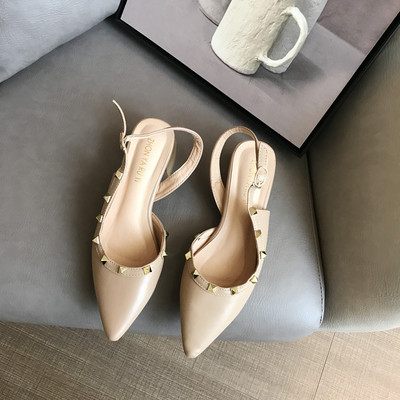 Új modell női hegyes cipő négyszögletes sarokkal és fém elemmel