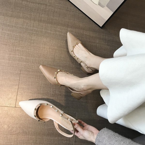 Új modell női hegyes cipő négyszögletes sarokkal és fém elemmel