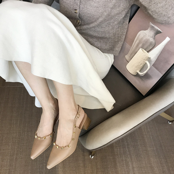 Új modell női hegyes cipő négyszögletes sarokkal és fém elemmel