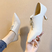 Női cipő cipzárral és díszítéssel