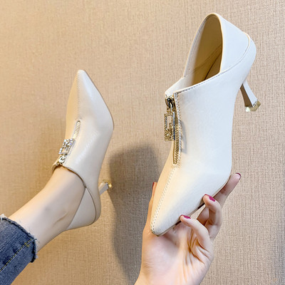 Női cipő cipzárral és díszítéssel