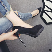 Aktuális női cipők öko velúrból, magassarkúval