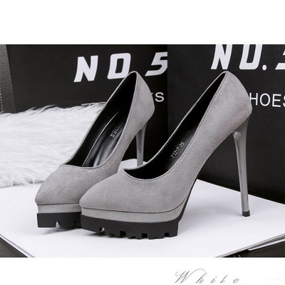 Aktuális női cipők öko velúrból, magassarkúval