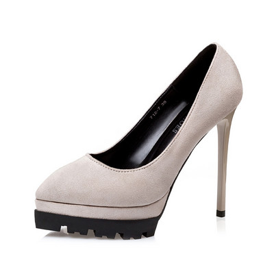 Aktuális női cipők öko velúrból, magassarkúval