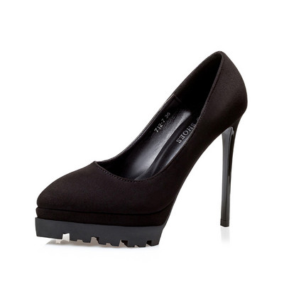 Aktuális női cipők öko velúrból, magassarkúval