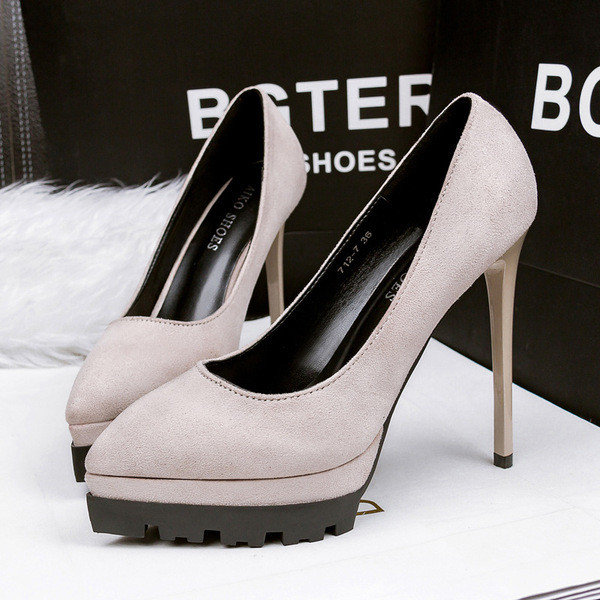 Aktuális női cipők öko velúrból, magassarkúval