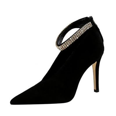 Öko velúrból készült modern női cipő pánttal és kandallóval