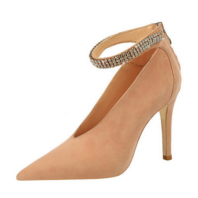 Öko velúrból készült modern női cipő pánttal és kandallóval