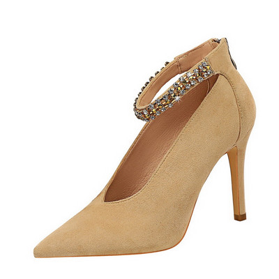 Öko velúrból készült modern női cipő pánttal és kandallóval