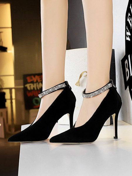 Öko velúrból készült modern női cipő pánttal és kandallóval