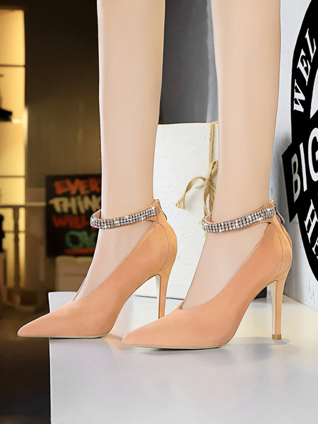 Öko velúrból készült modern női cipő pánttal és kandallóval