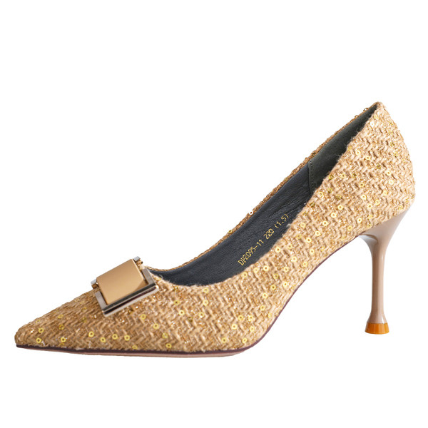 Alkalmi női cipő magas vékony sarokkal és csattal