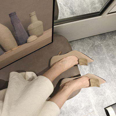 Modern női magassarkú cipő 8 cm - hegyes modell