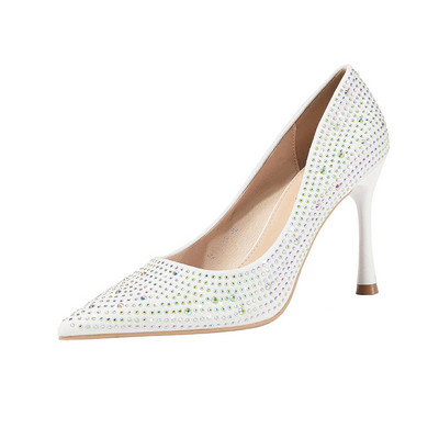 Naoštrene ženske cipele s kamenčićima i visokim petama