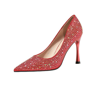 Naoštrene ženske cipele s kamenčićima i visokim petama