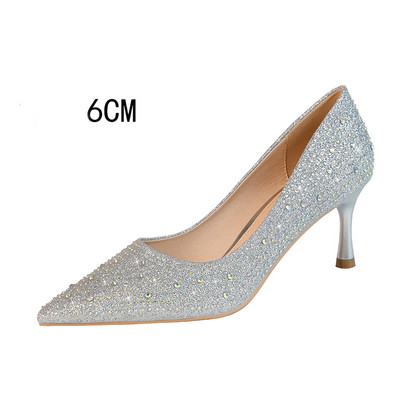 Naoštrene ženske cipele s kamenčićima i visokim petama