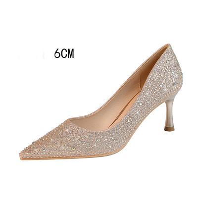 Naoštrene ženske cipele s kamenčićima i visokim petama