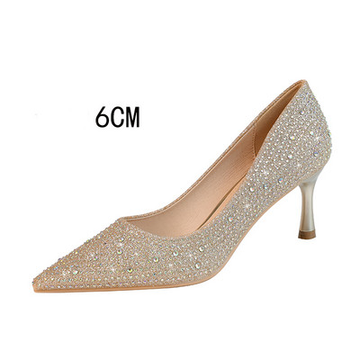 Naoštrene ženske cipele s kamenčićima i visokim petama