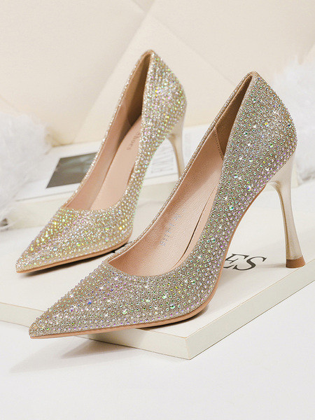 Naoštrene ženske cipele s kamenčićima i visokim petama