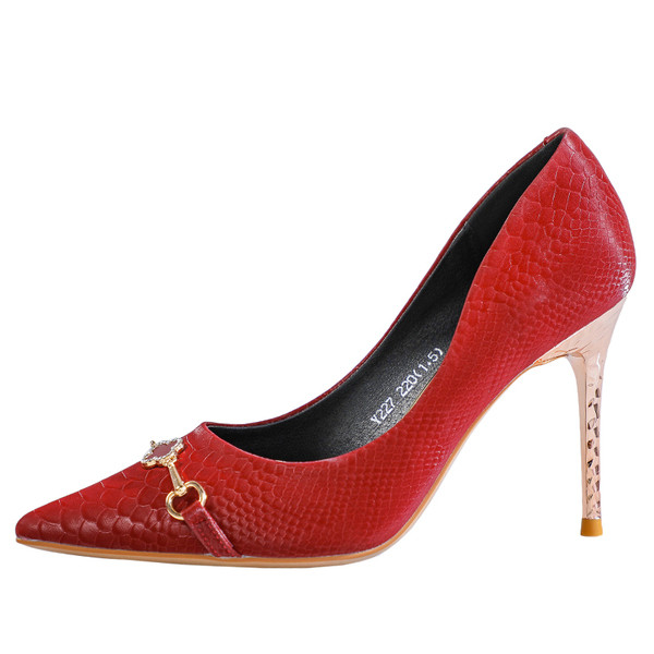 Stílusos női magassarkú cipő - hegyes modell csattal