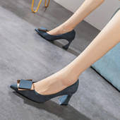 Alkalmi női cipő vastag sarkú csattal - hegyes modell