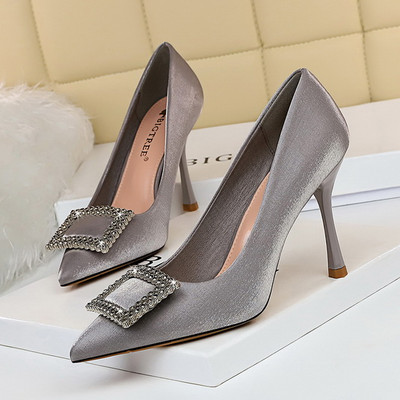 Stílusos női cipő kövekkel és 9,5 cm-es sarokkal