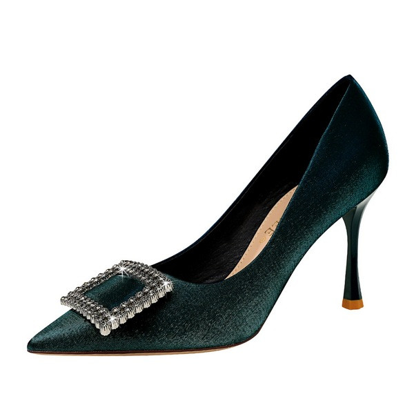 Stílusos női cipő kövekkel és 9,5 cm-es sarokkal