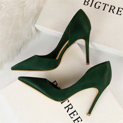 Novi model elegantnih cipela sa izrezanim dijelom